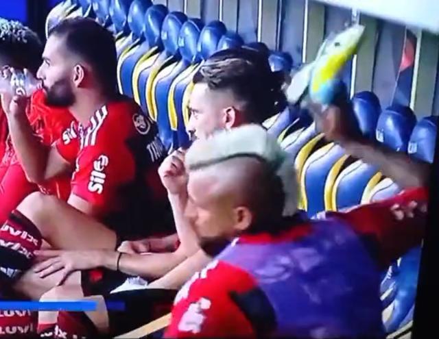 开云官网首页-世俱杯前最后一战枯坐替补板凳 比达尔怒摔球鞋！