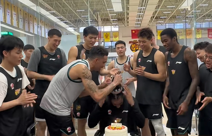 开云网站入口官网-广东为萨林杰庆生！崔永熙故意调侃，杜锋送上一脚，胡明轩缺席！|奎因|生日|国家队|后续_新浪体育_新浪新闻